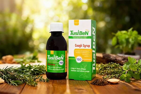 شربت توسیبن با ترکیبات گیاهی روی میز چوبی