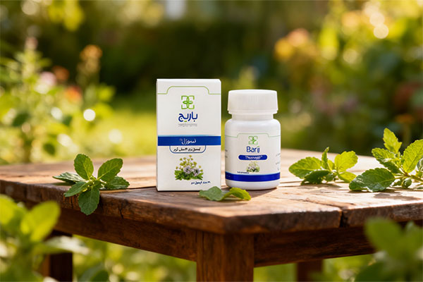 کپسول تیموژل باریج اسانس در کنار برگ‌های گیاهان دارویی