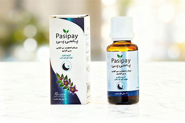 تصویر قطره پاسی پی ایران داروک روی سطح مرمر سفید