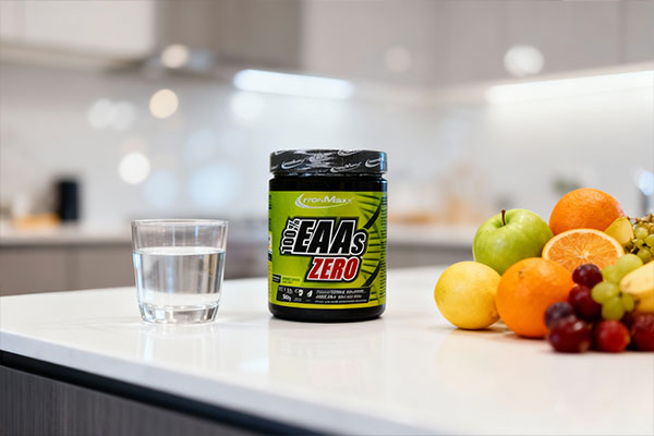 پودر EAA آیرون مکس در کنار مواد غذایی سالم