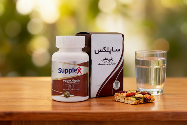 کپسول پاور هلس ساپلکس کنار لیوان آب و میان‌وعده سالم