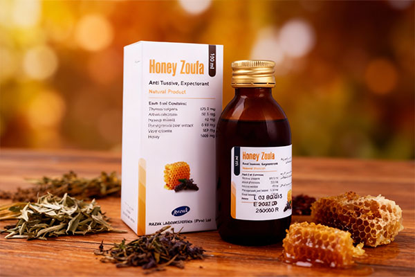 شربت زوفا عسلی رازک در کنار گیاهان دارویی و عسل