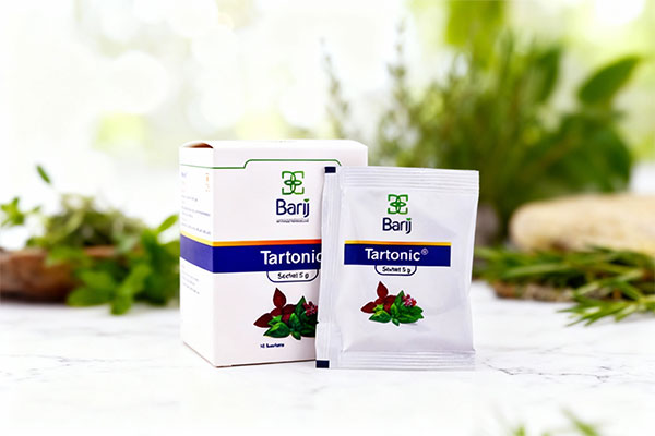 پودر تارتونیک باریج اسانس روی سطح مرمر سفید