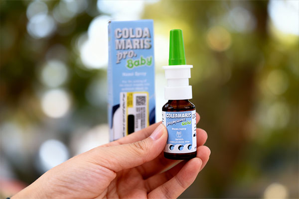 اسپری کلداماریس آبی در دست برای استفاده