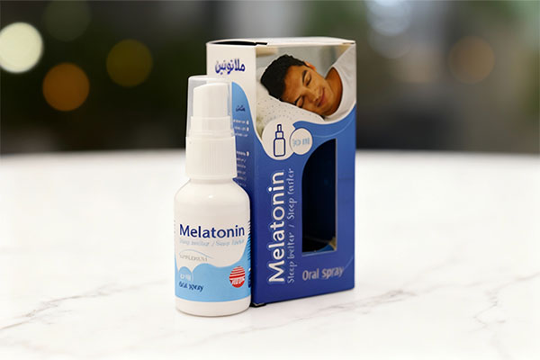 اسپری دهانی ملاتونین توان اکسیر فارمد روی سطح سفید