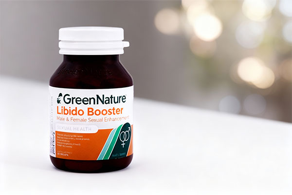 قرص لیبیدو بوستر گرین نیچر روی سطح سفید