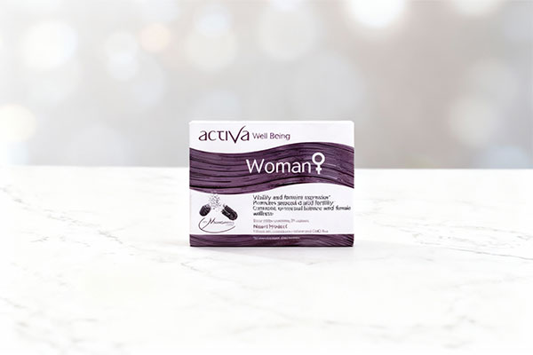 کپسول اکتیوا ولبیینگ وومن رستا ایمن دارو روی سطح سفید