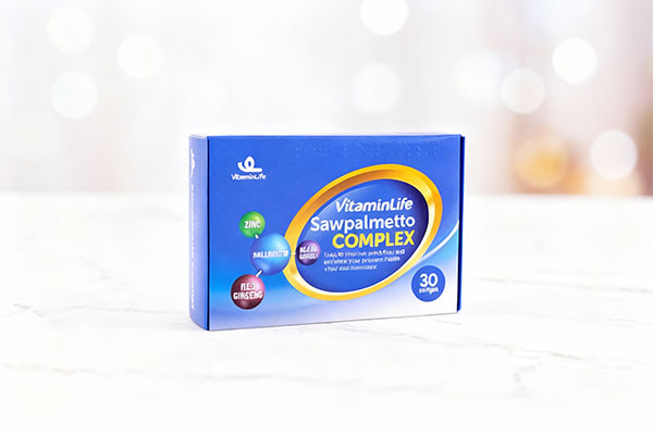 کپسول ساوپالمتو کمپلکس ویتامین لایف روی سطح مرمر سفید