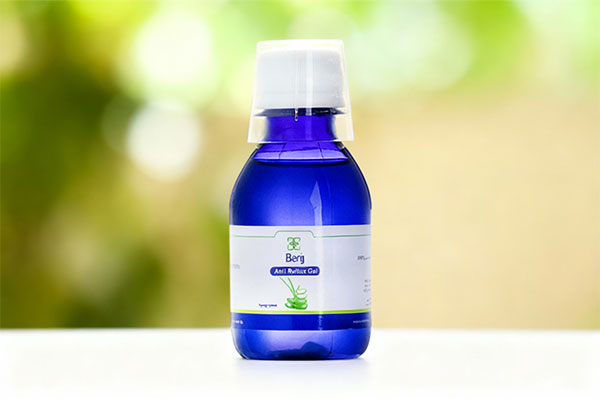 شربت آنتی رفلاکس بی باریج اسانس روی سطح سفید