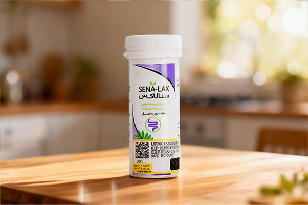 قرص سنالاکس ایران داروک همراه با لیوان آب و دانههای گیاهی