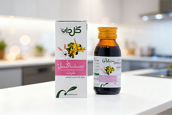 تصویر شربت سناگل گل دارو روی پیشخوان سفید