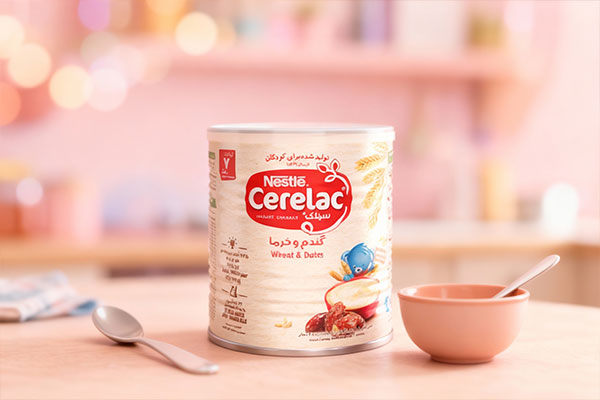 سرلاک گندم و خرما نستله در محیط آشپزخانه با قاشق و کاسه