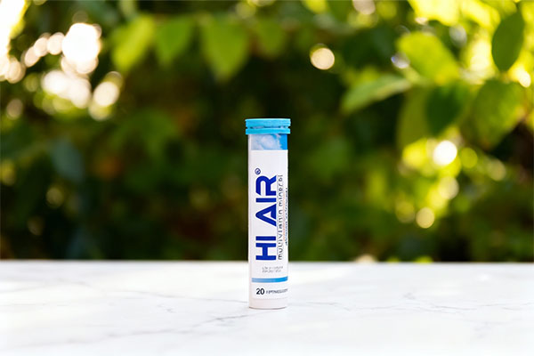 قرص جوشان مولتی ویتامین های ایر های هلث روی سطح مرمر سفید