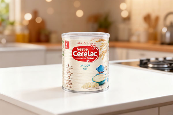 پودر سرلاک فرنی برنج نستله روی پیشخوان آشپزخانه