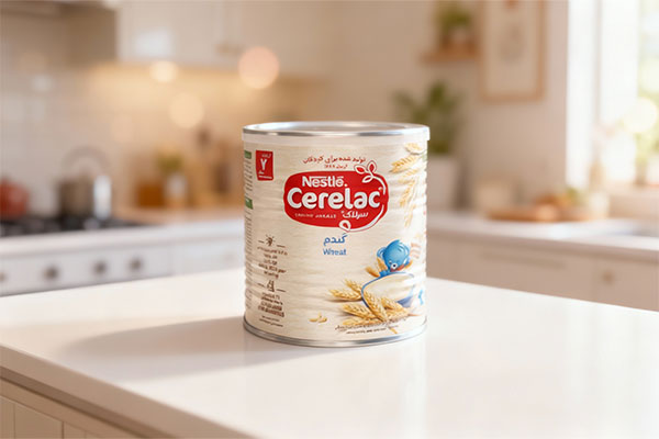 تصویر سرلاک گندم به همراه شیر نستله روی پیشخوان آشپزخانه