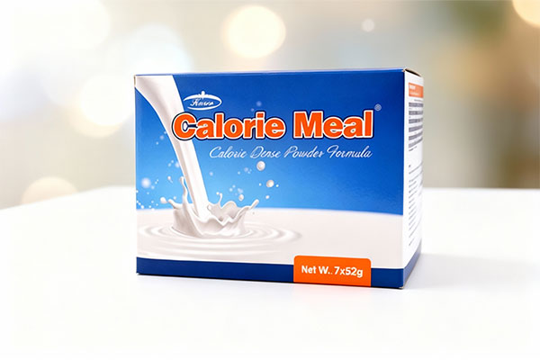 پودر کالری میل کارن روی سطح سفید