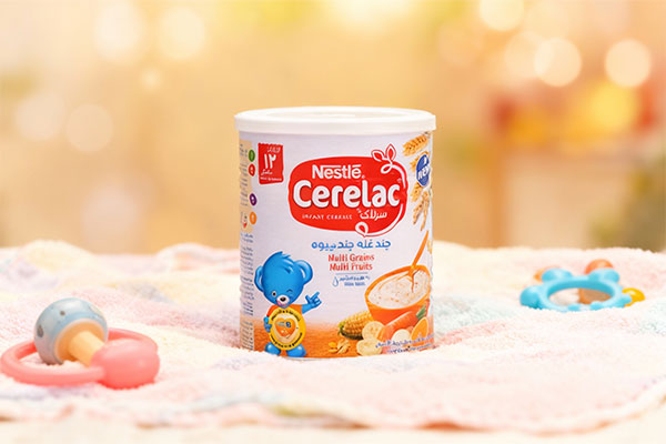 تصویر سرلاک چند غله چند میوه نستله روی پتوی کودک