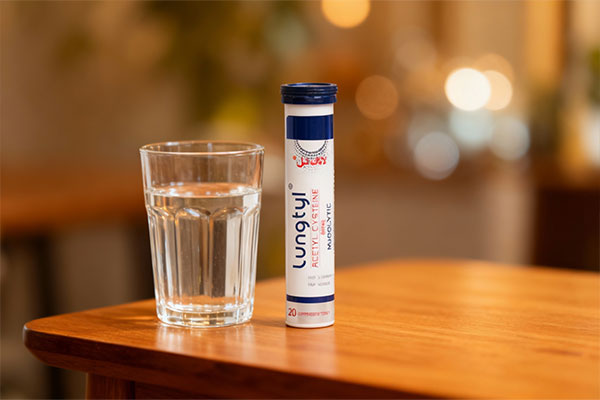 قرص جوشان لانگ تیل کنار لیوان آب