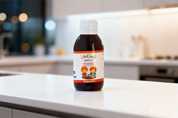 شربت زینگامان سلامت گستر آرتیمان روی پیشخوان آشپزخانه
