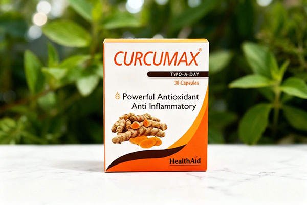 کپسول کورکومکس هلث اید روی سطح مرمر سفید