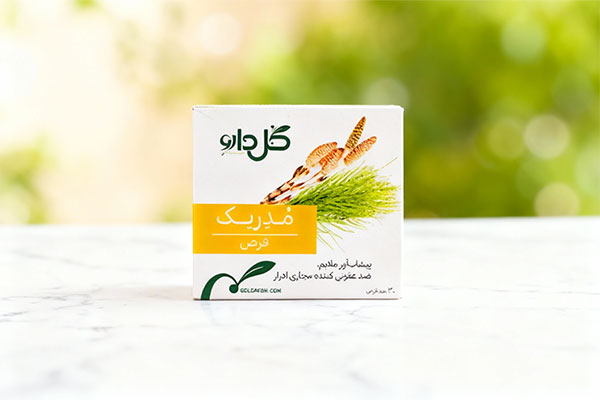 تصویر قرص مدریک گل دارو روی سطح مرمری سفید