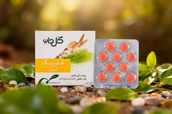 تصویر قرص مدریک گل دارو روی سطح مرمری سفید