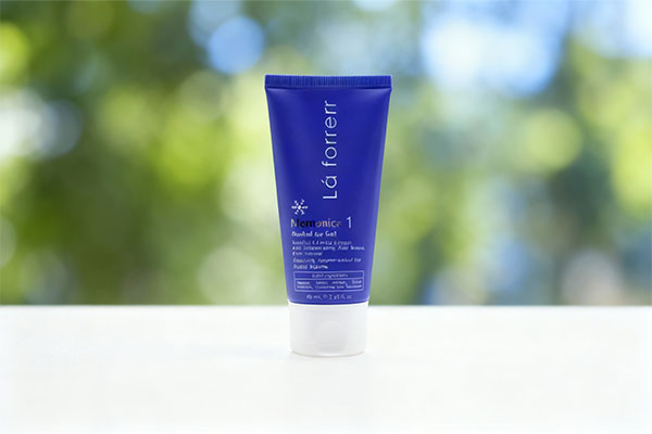 ژل خنک کننده منتونیکا لافارر روی سطح سفید