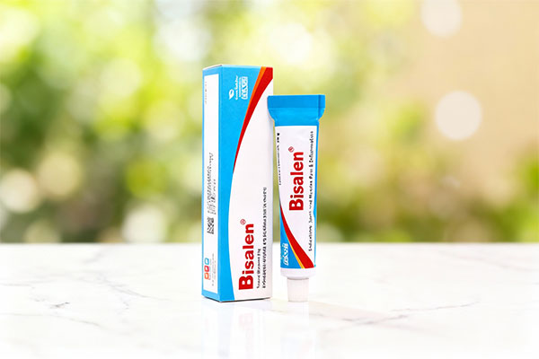 تصویر پماد بیزالن نوتک فار روی سطح مرمر سفید