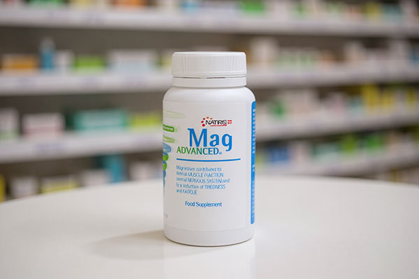 قرص مگ ادونسد ناتیریس روی سطح سفید