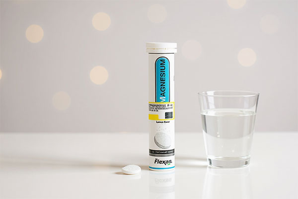 قرص جوشان منیزیم B6 فیشر فلکسان روی سطح مرمر سفید