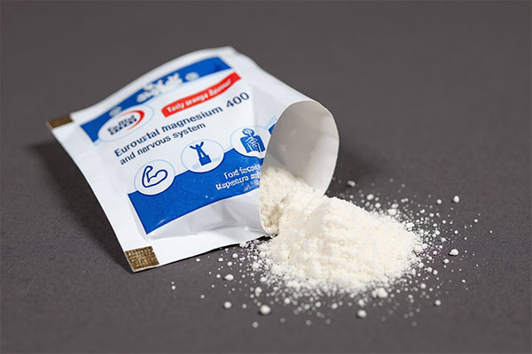 تصویر ساشه باز شده منیزیم ۴۰۰ یوروویتال با گرانولهای پرتقالی