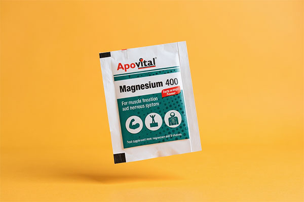 ساشه منیزیم 400 آپوویتال کنار مواد غذایی سالم