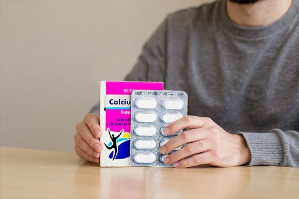 تصویر قرص کلسیم 500 راموفارمین در دست