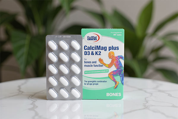 بطری قرص کلسی مگ پلاس یوروویتال روی سطح سفید