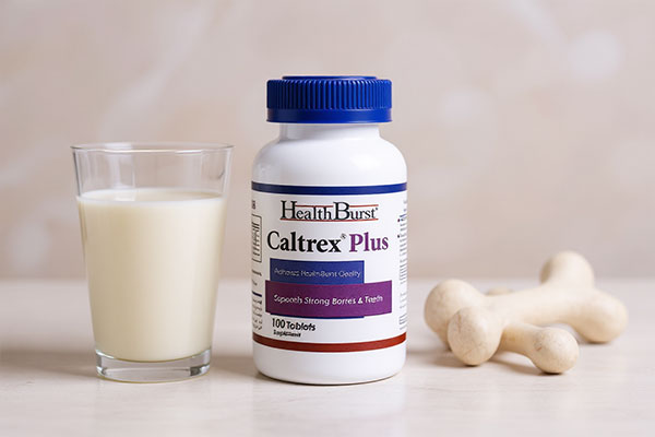 قرص کلترکس پلاس هلث برست در کنار نمادهای سلامت استخوان