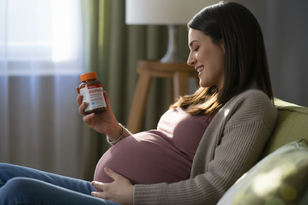 مادر باردار با مولتی ویتامین بارداری و شیردهی